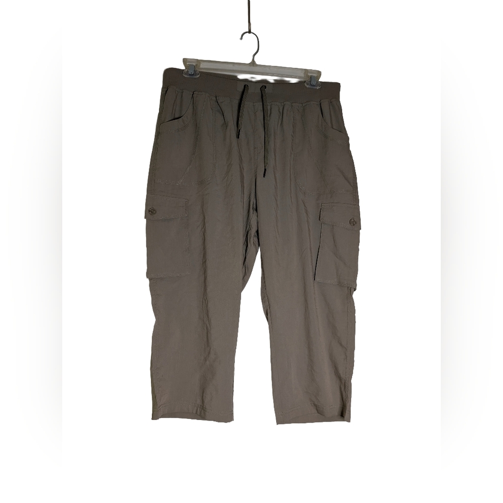 Women's Relaxed Fit Cargo Capris in Brown